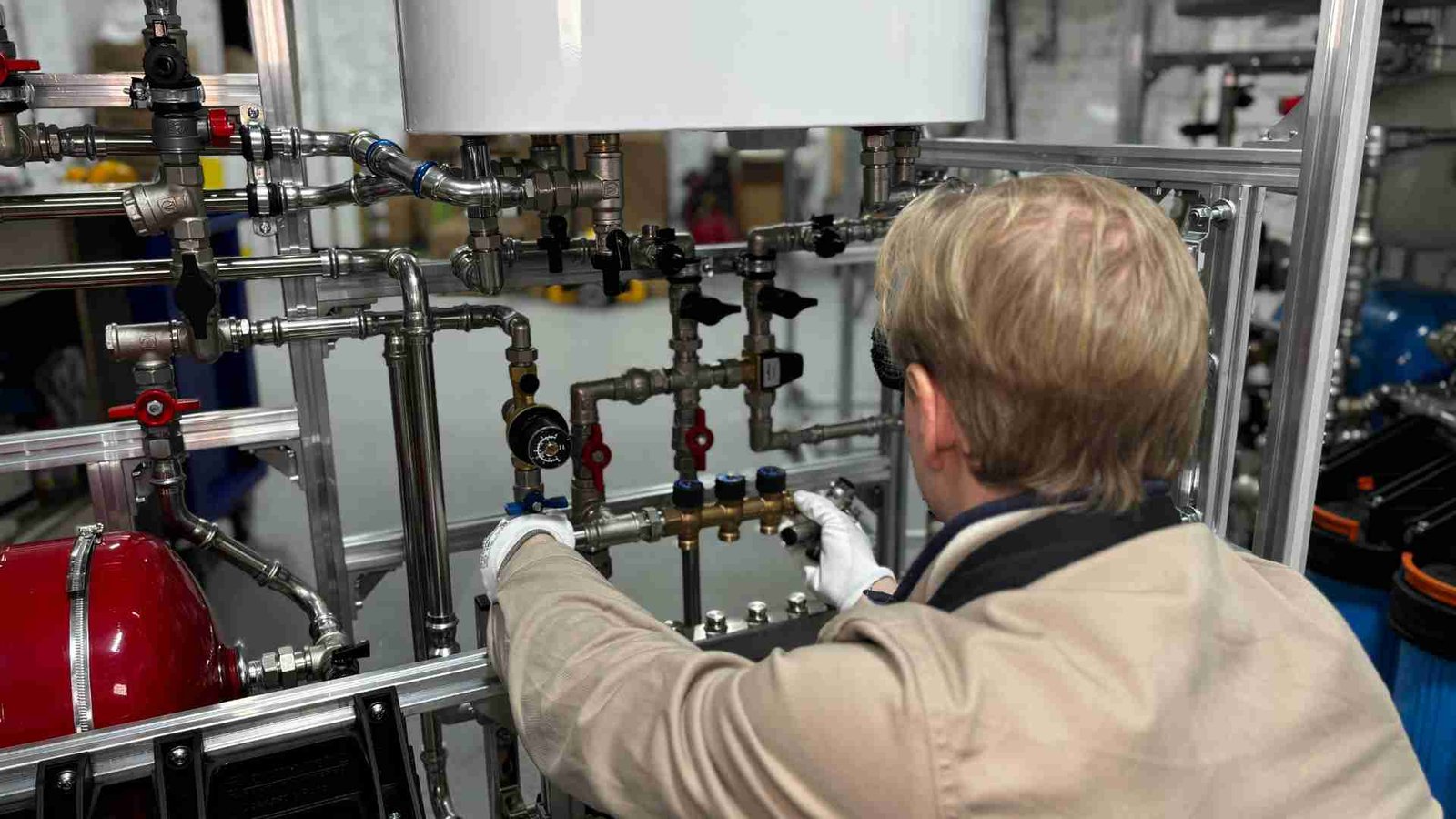 Gas and heating engineer working in Fife